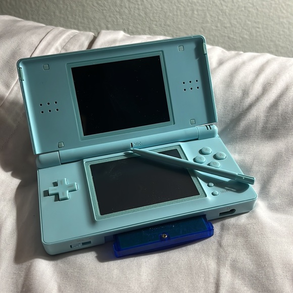 Nintendo DS Lite - Picture 2 of 3